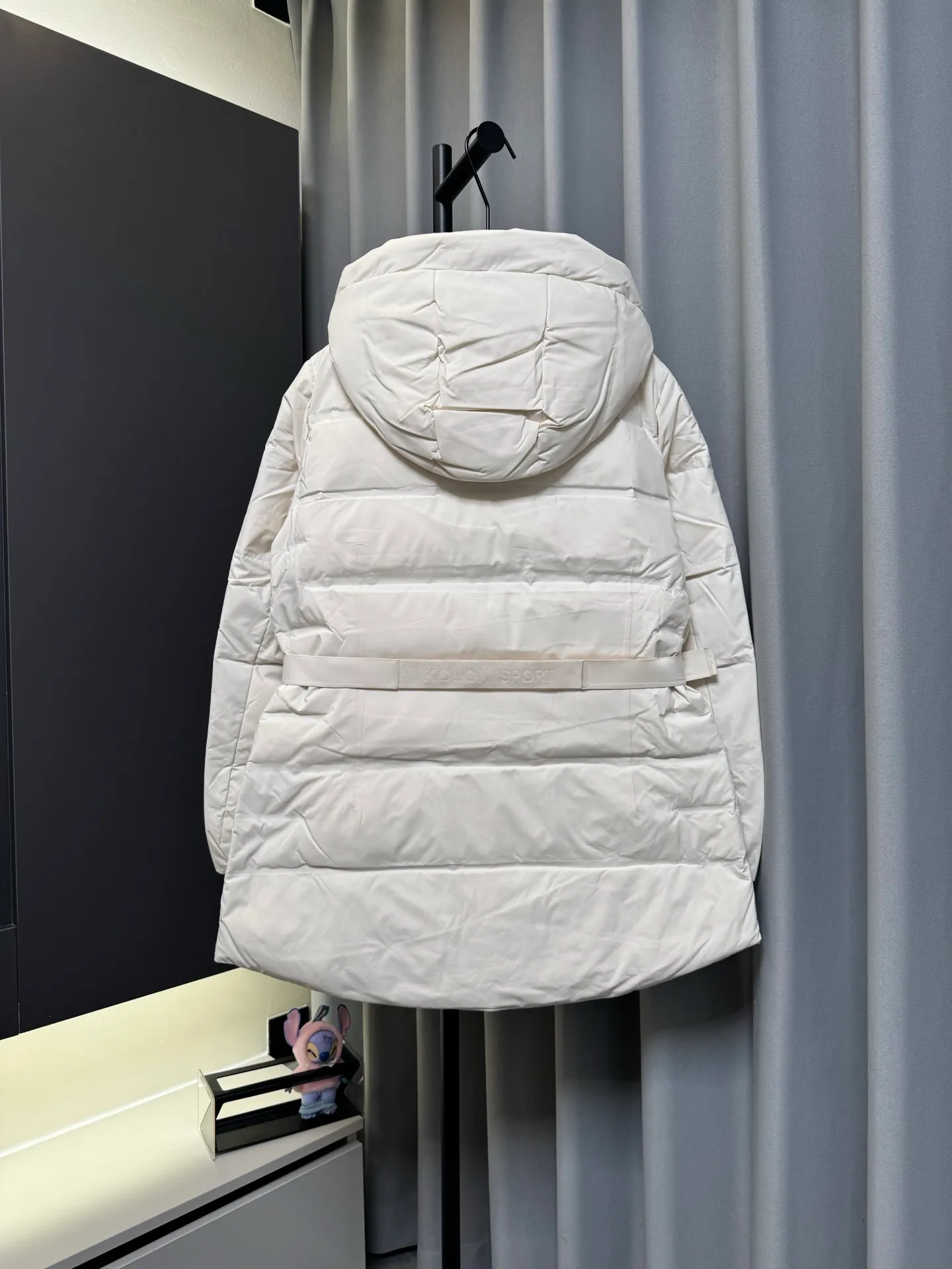 [Premium Replica] KOLON SPORT/Kolon 26fw KOLON Women's Small Waist Laminated Hooded Mid-Length Down Jacket Women's GORE TEX Waterproof and Warm Goose Down Waist Down Jacket with Elastic Belt Coat Fabric imported from the United States GORE TEX professional outdoor windproof and waterproof Breathable fabric; goose down has no odor and large velvet for better warmth. Waist version shows perfect curves. Look for the correct version. Color: Cream White Size：s/m/l/xl/2xl